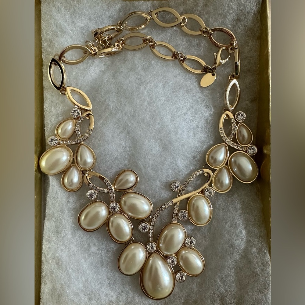 Beautiful gold and pearl statement necklace.